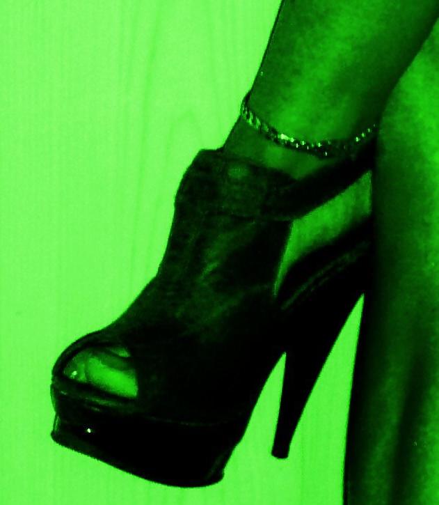 10P Husband loves his wife's sexy feet