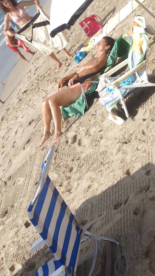 4P BEACH MILF TOPLESS