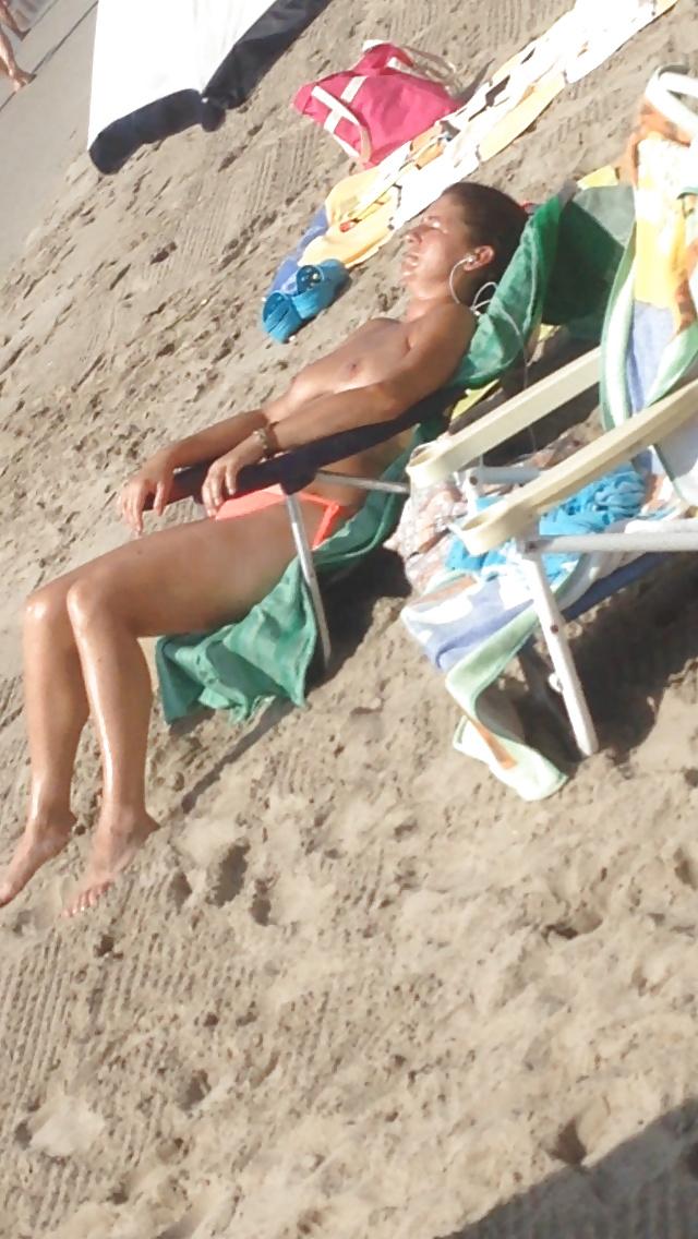 4P BEACH MILF TOPLESS