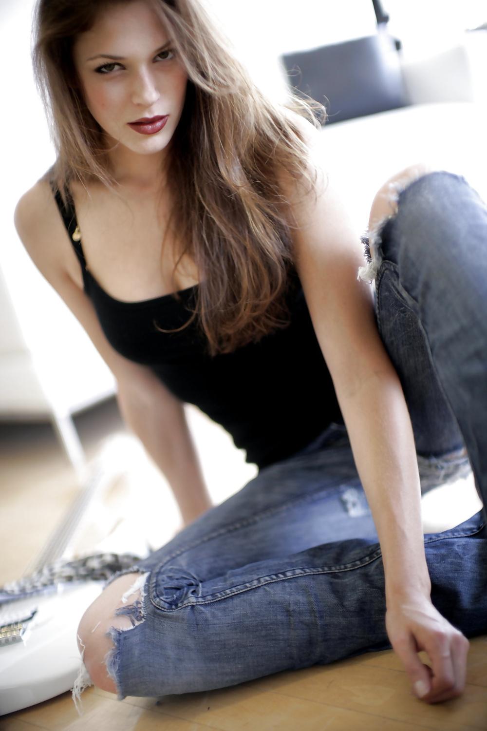 13P Female celebs - Amanda Righetti