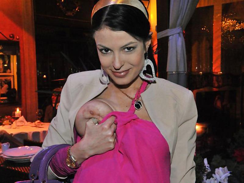 25P Sara Tommasi flashing in public