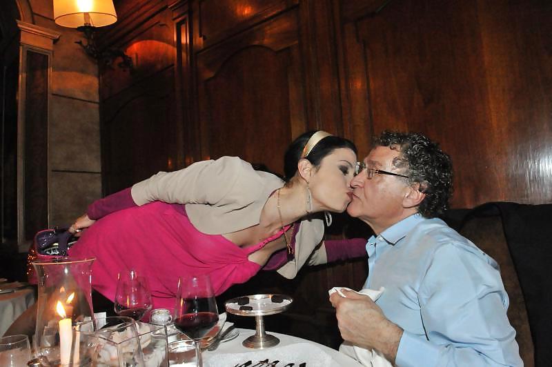 25P Sara Tommasi flashing in public