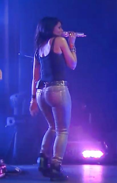 25P Nelly Furtado's juicy ass