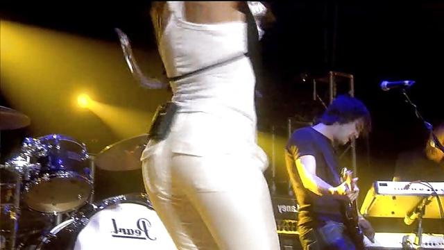 25P Nelly Furtado's juicy ass