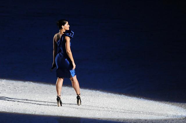 25P Nelly Furtado's juicy ass
