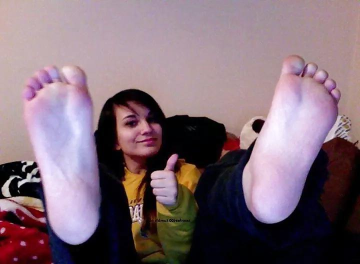 24P Random teen feet