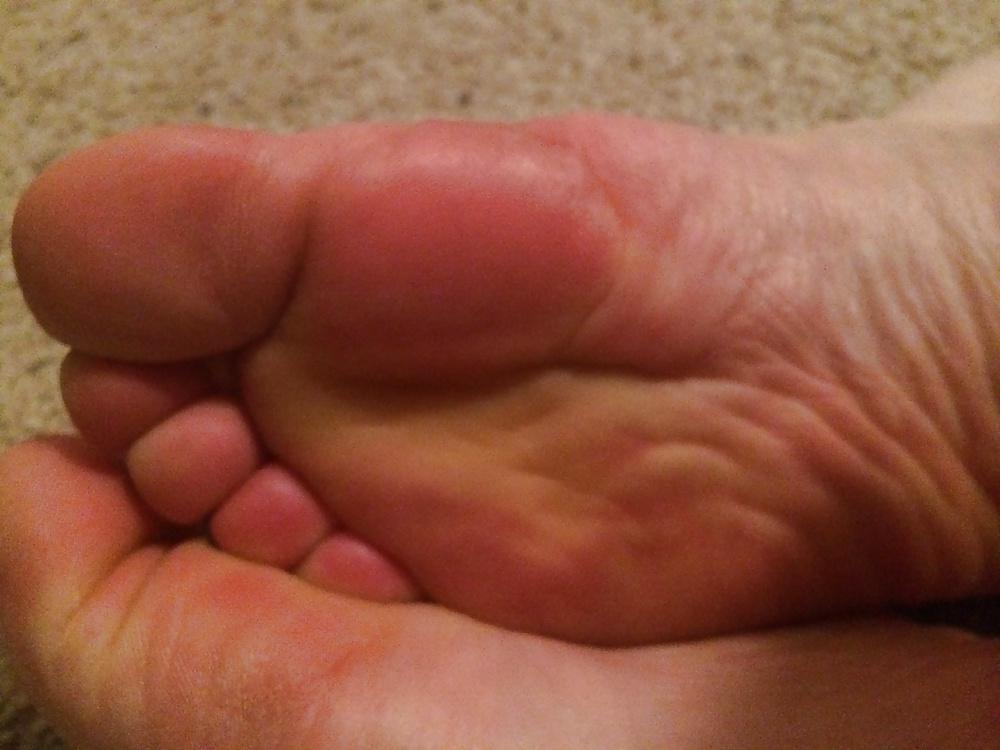 25P Hot redhead with sexy feet