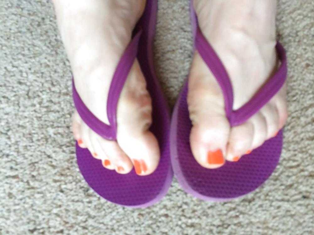 25P Hot redhead with sexy feet