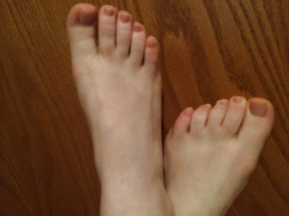 25P Hot redhead with sexy feet