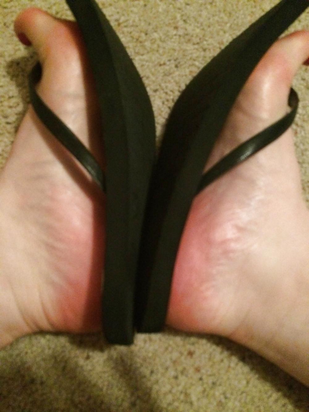 25P Hot redhead with sexy feet