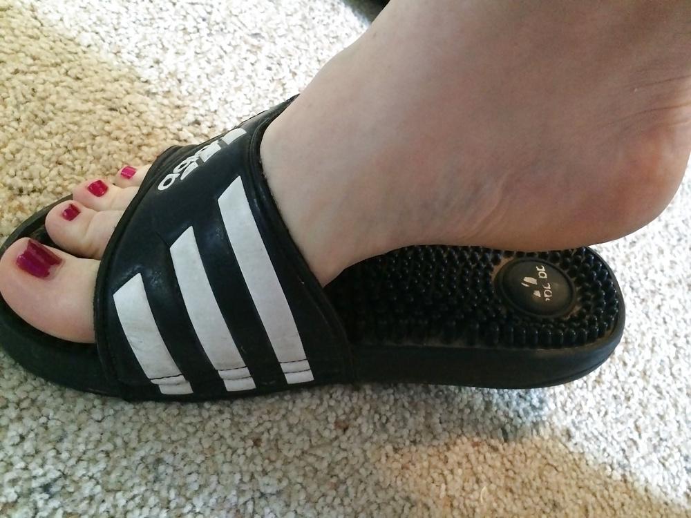 25P Hot redhead with sexy feet