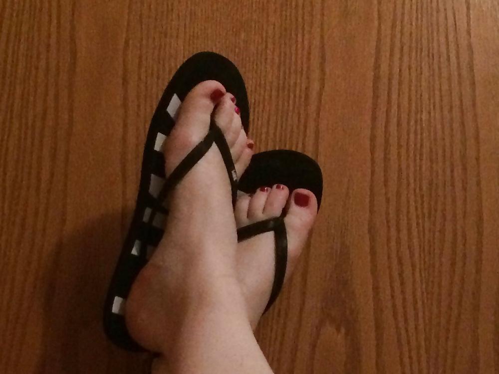 25P Hot redhead with sexy feet