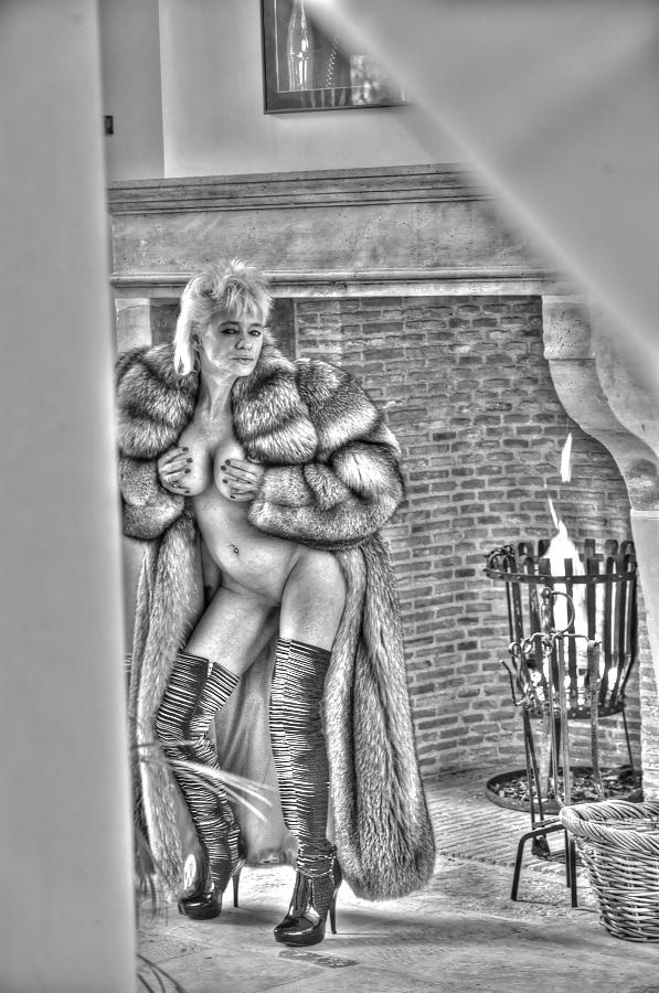 9P Vanessa in furs & heels artistic serie