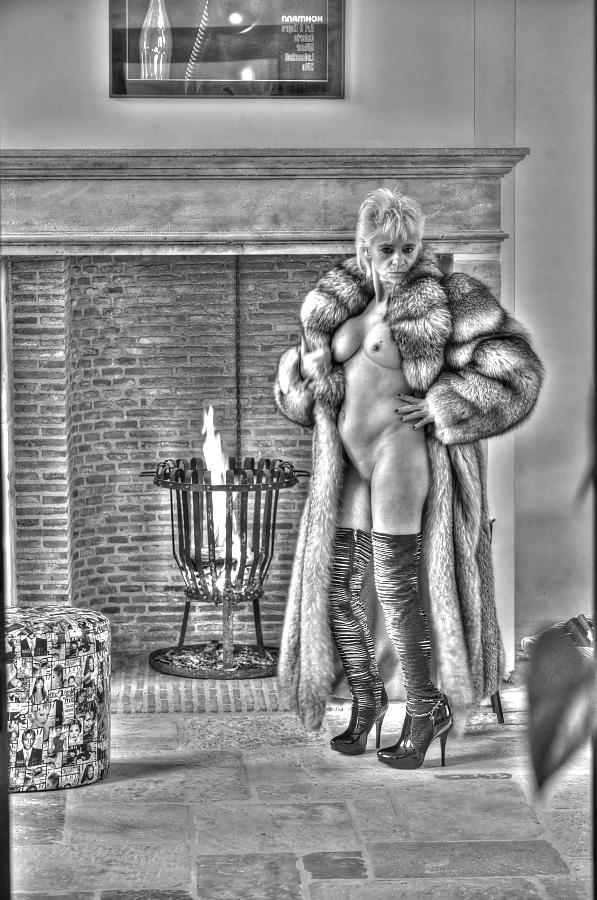 9P Vanessa in furs & heels artistic serie