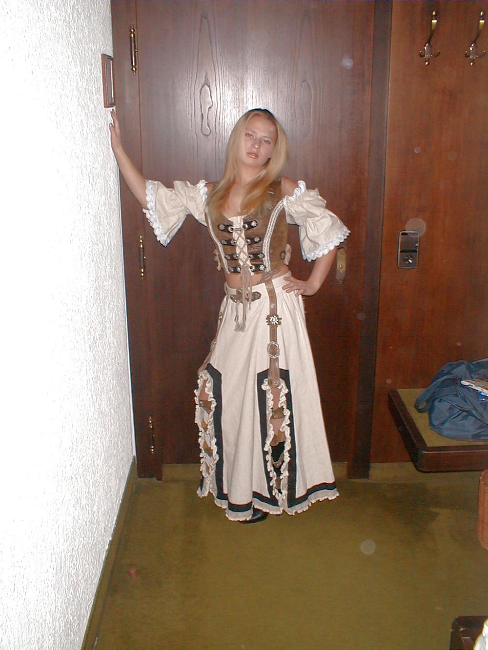 25P Blondine besorgt es sich nach dem Oktoberfest