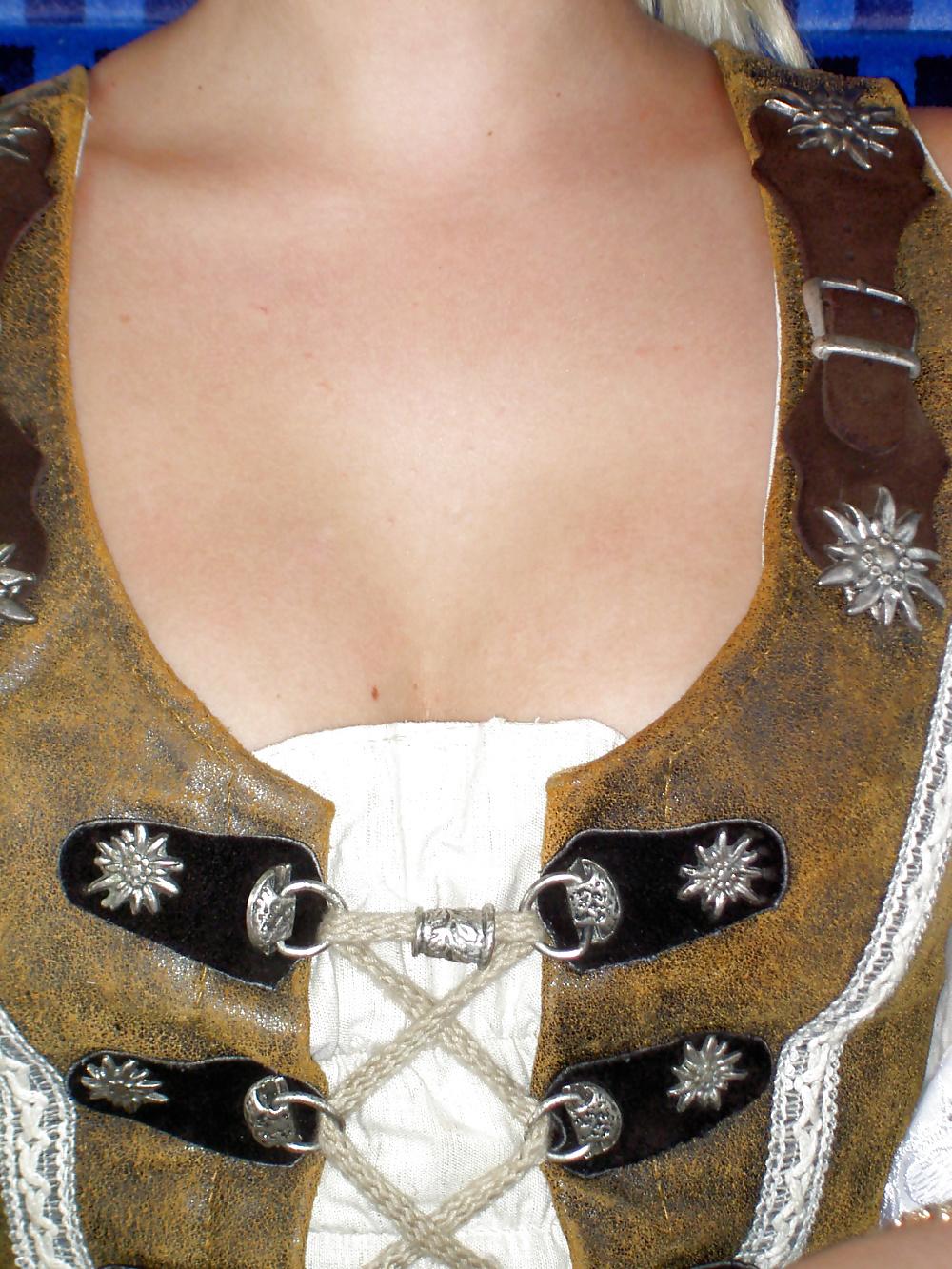 25P Blondine besorgt es sich nach dem Oktoberfest