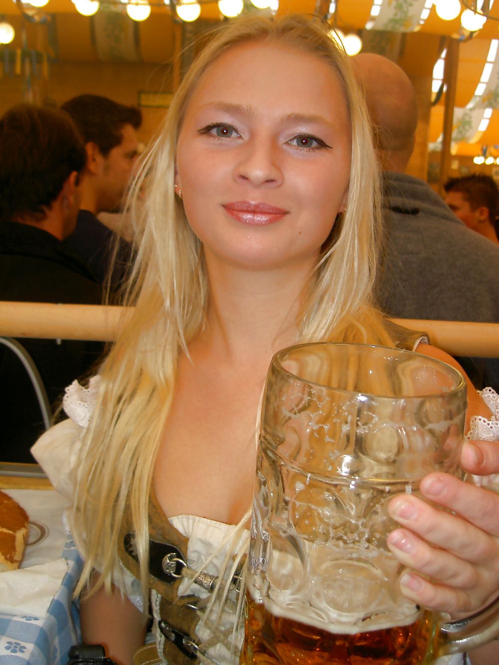 25P Blondine besorgt es sich nach dem Oktoberfest