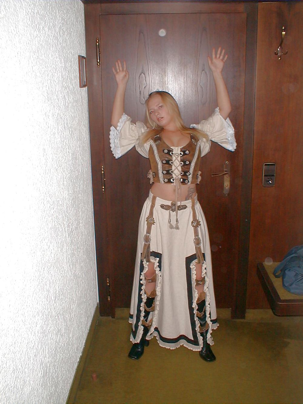 25P Blondine besorgt es sich nach dem Oktoberfest