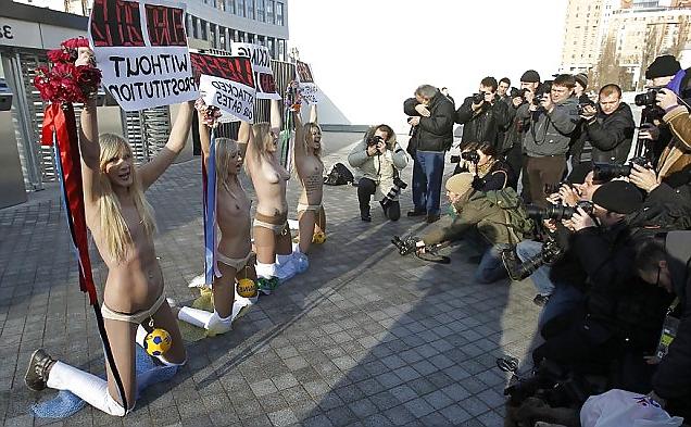 25P Hot female protesters