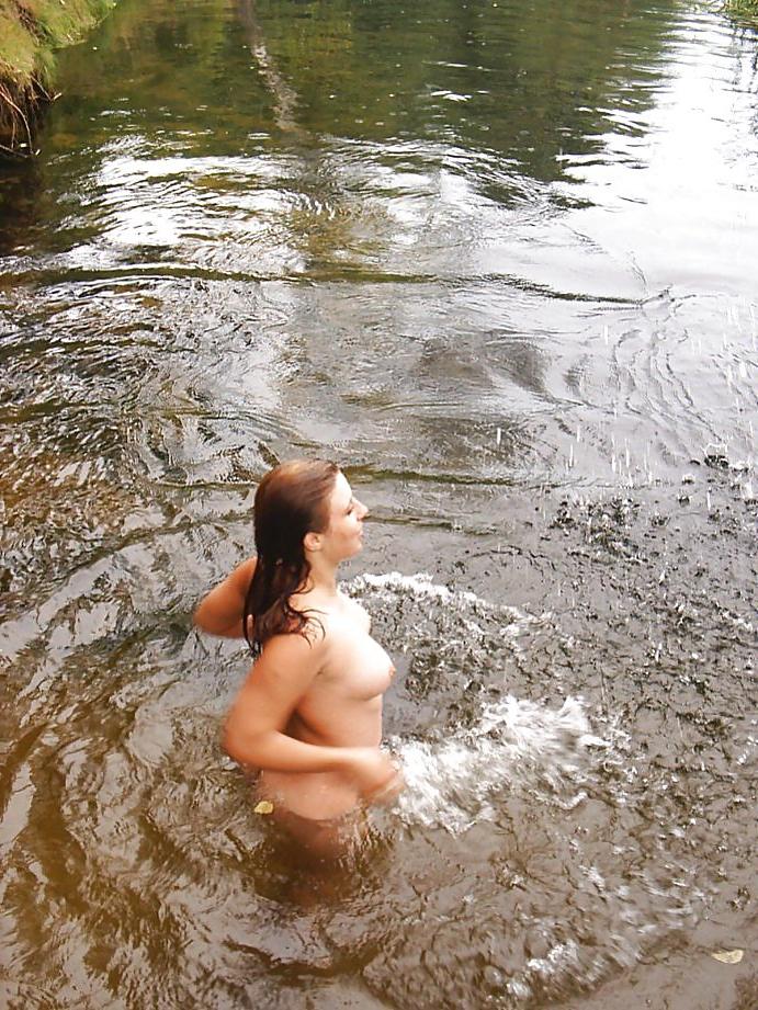 16P Sweet beach babe posing topless