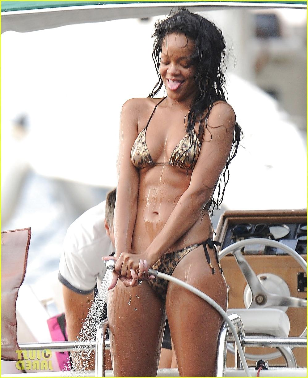 25P Rihanna - Hot Black Celebrity Bitch to Fuck