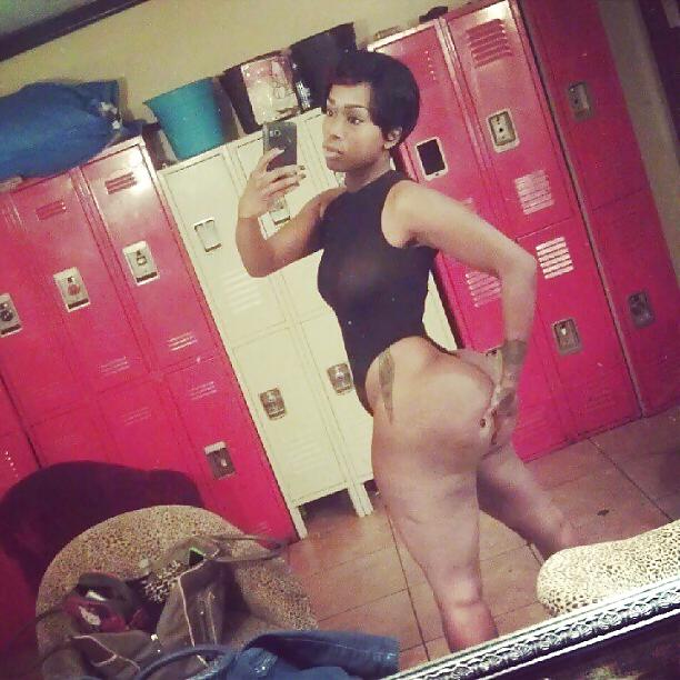 25P JUICY ASS SELFIES!!!