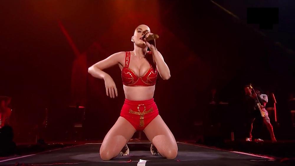 6P Female celebs - Well look at that...