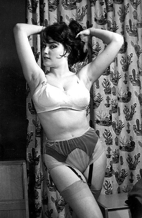 25P Busty Retro Queen -  Ann Austin