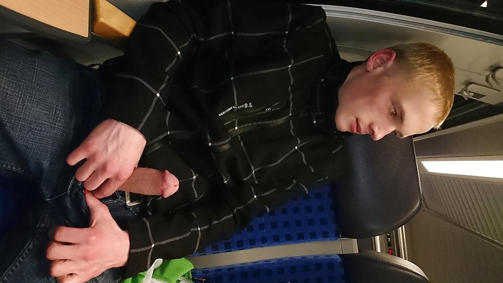 11P Teens im zug