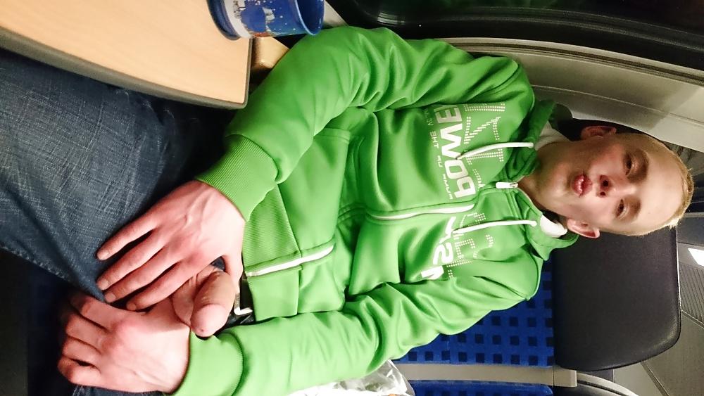 11P Teens im zug