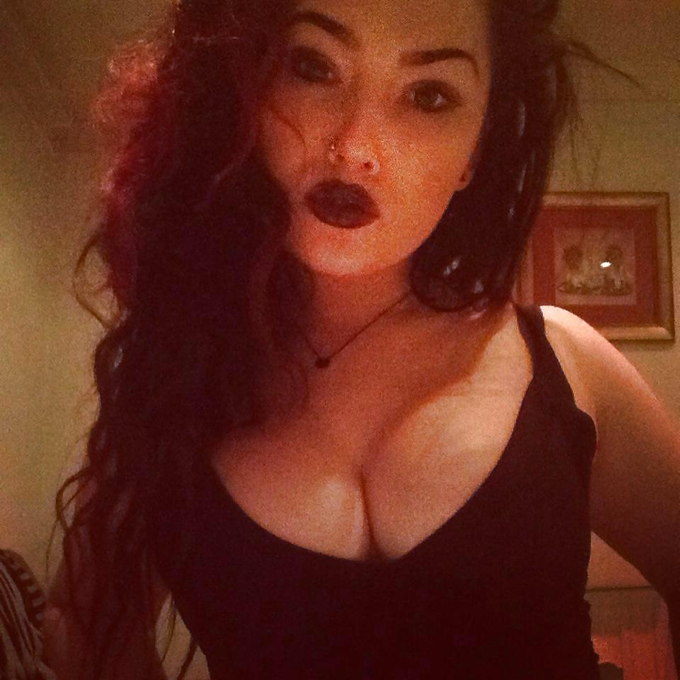 25P Sexy Megan Fox look alike British Facebook Bitch