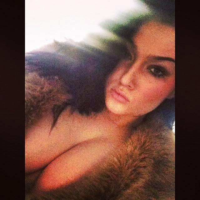 25P Sexy Megan Fox look alike British Facebook Bitch