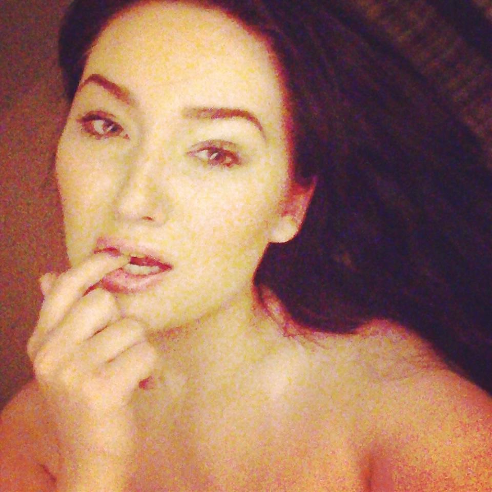 25P Sexy Megan Fox look alike British Facebook Bitch
