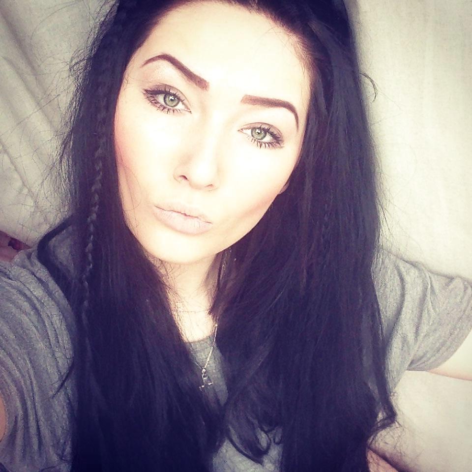 25P Sexy Megan Fox look alike British Facebook Bitch