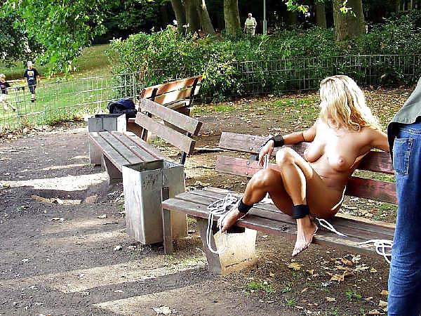 9P Draußen in der Öffentlichkeit gefesselt