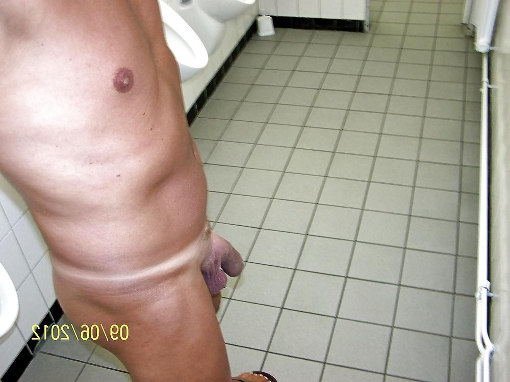 7P Wichsen in public toilet 5