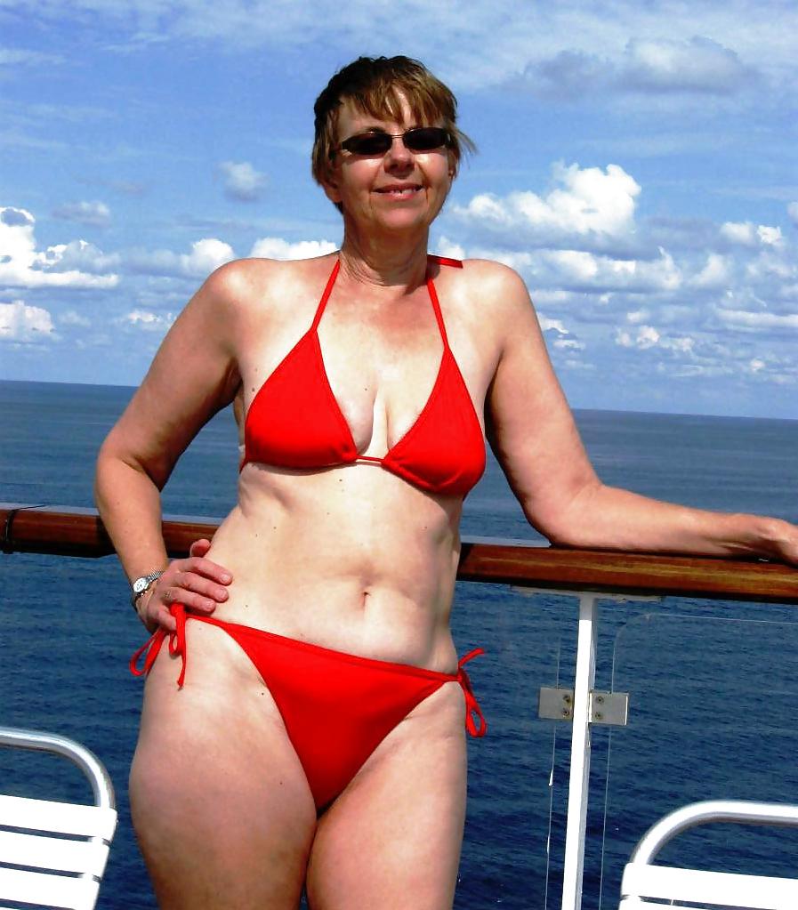 25P Topless Beach Wives and Girlfriends