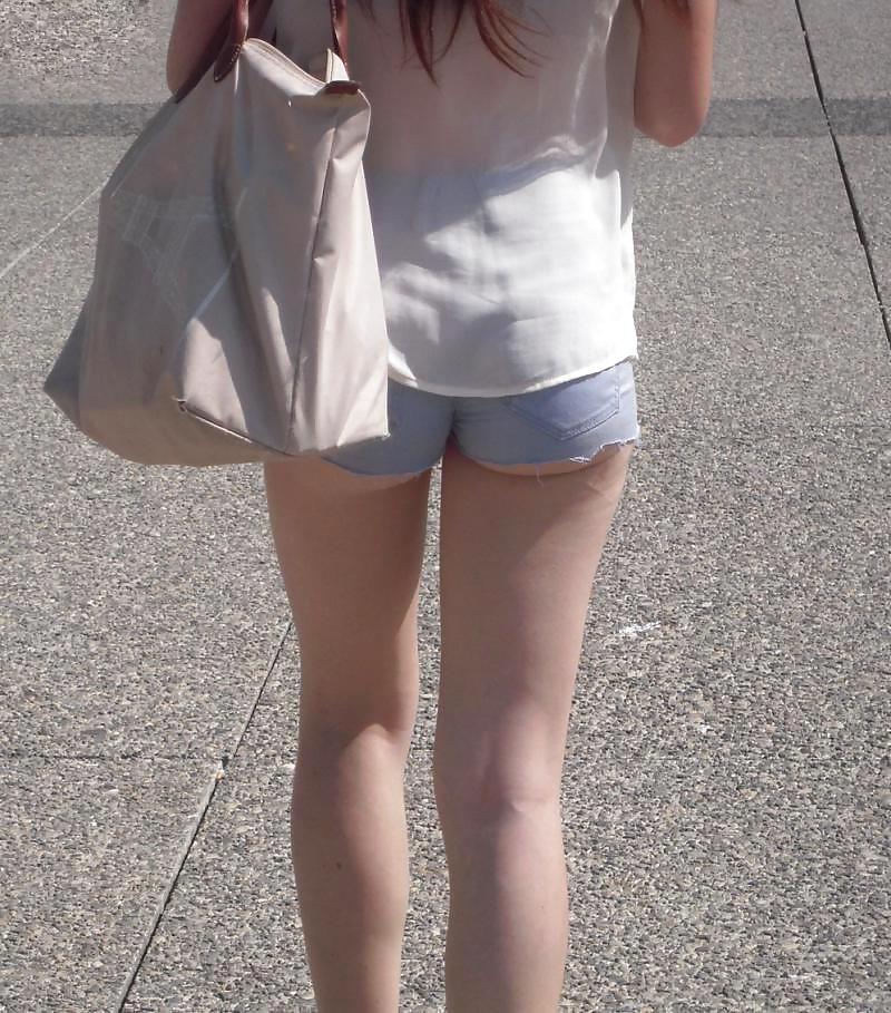 25P Voyeur Paris feet and ass
