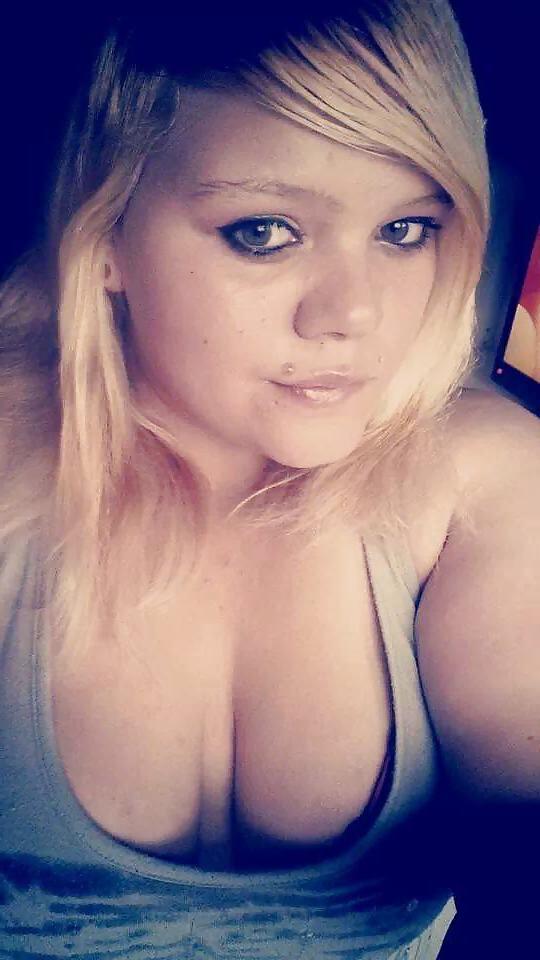 11P Wie würdest du diese saftige BBW-Schlampe ficken?