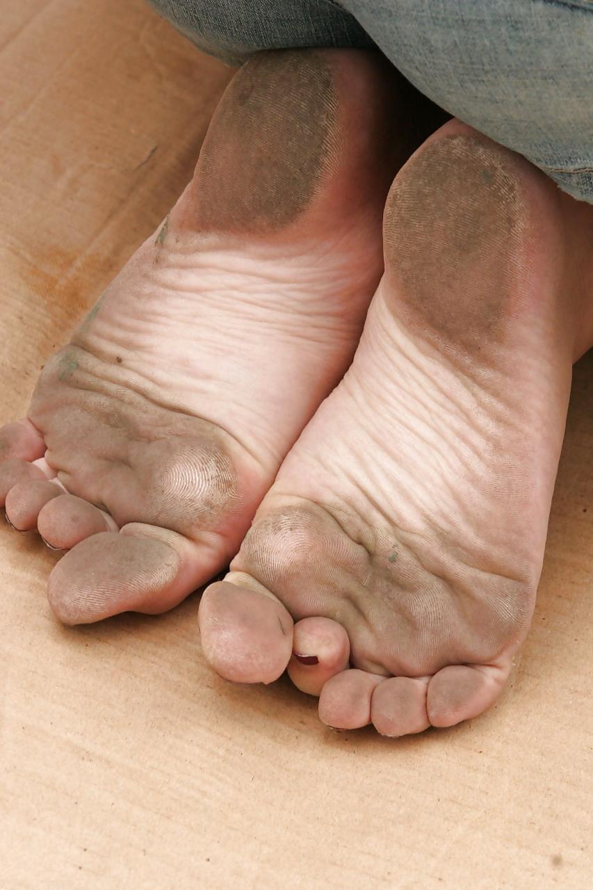 25P Mariana aka Subrina -  public feet