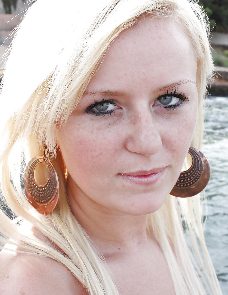 25P Topless blonde