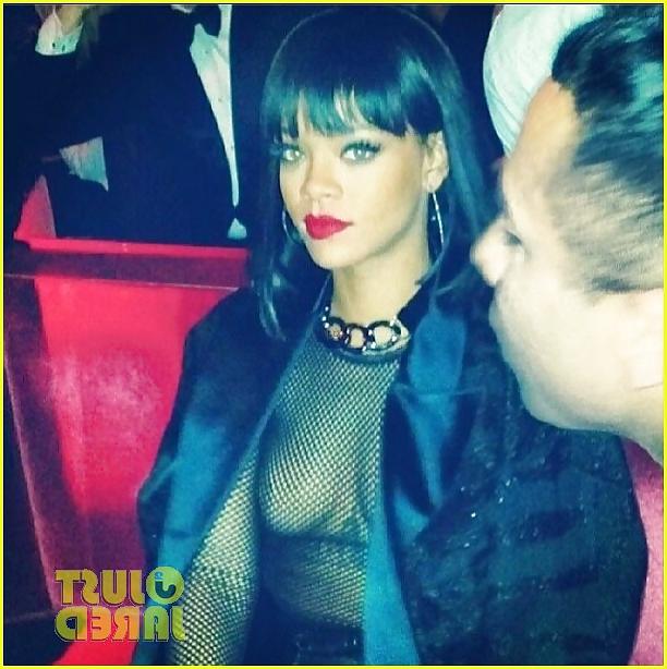15P RIHANNA TOPLESS AT FASHION PARTY