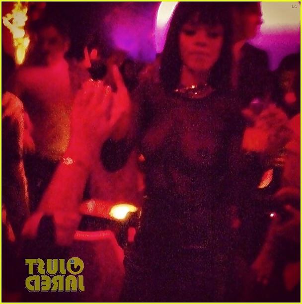 15P RIHANNA TOPLESS AT FASHION PARTY