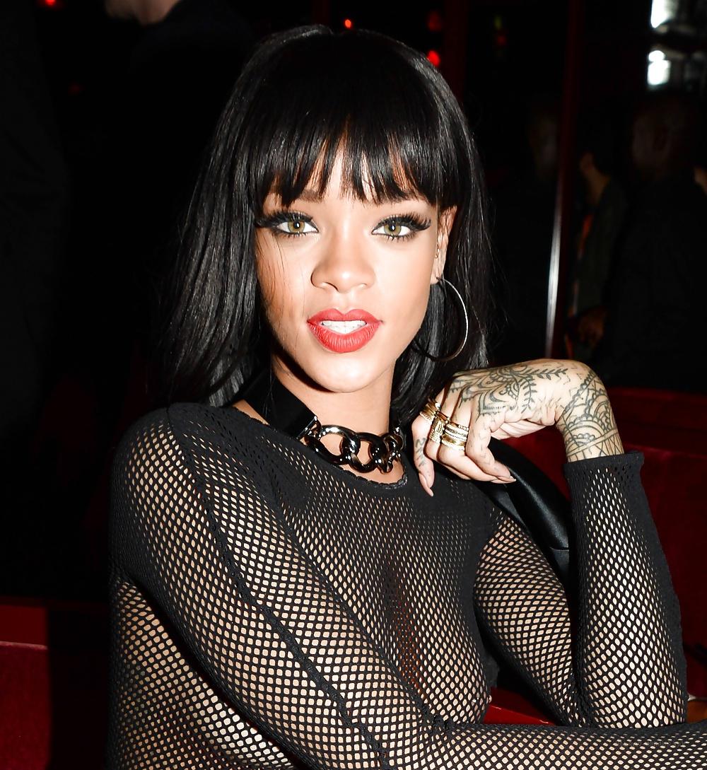 15P RIHANNA TOPLESS AT FASHION PARTY