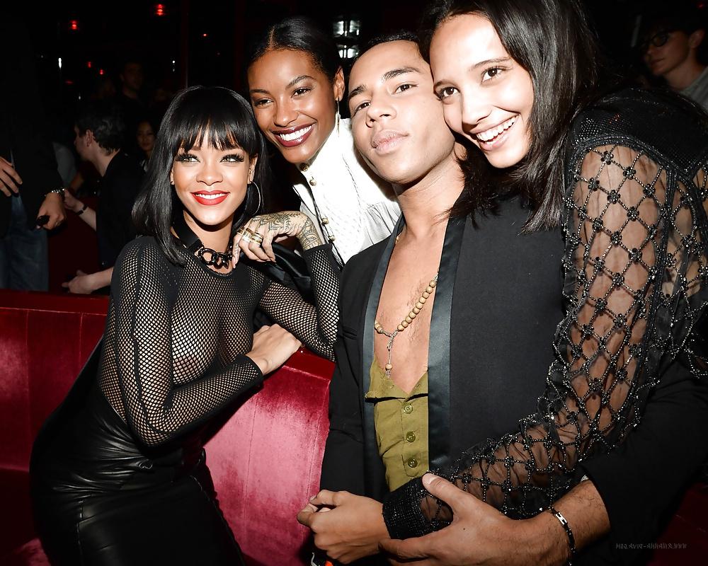 15P RIHANNA TOPLESS AT FASHION PARTY