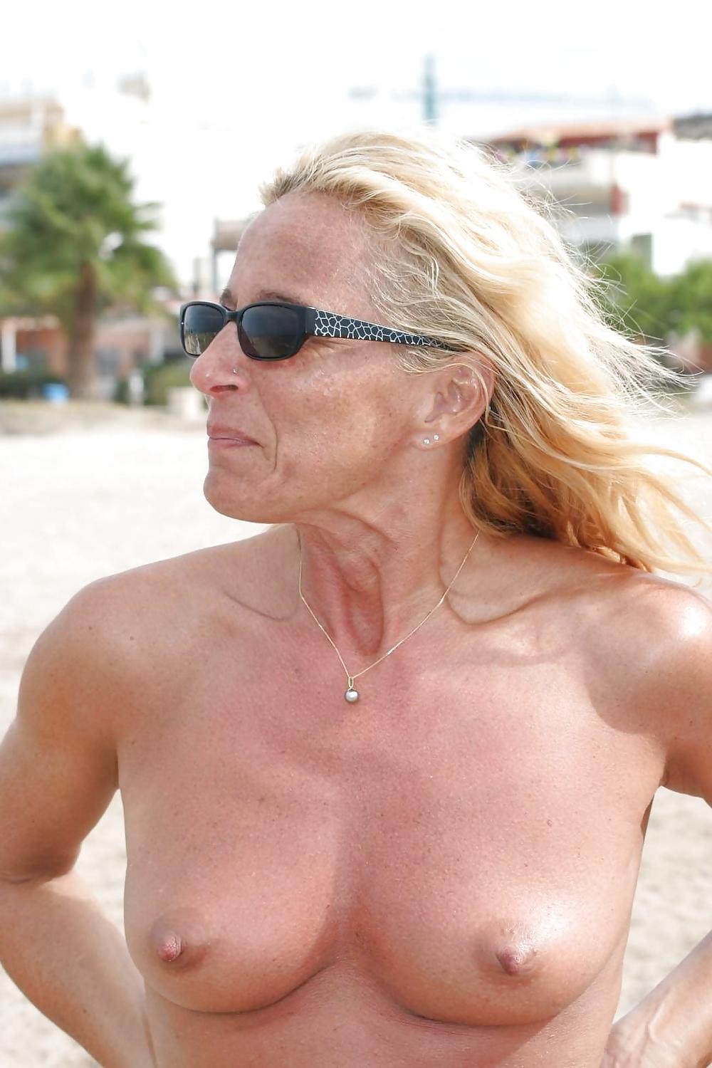 12P Sexy mature bitch. How do you fuck her?