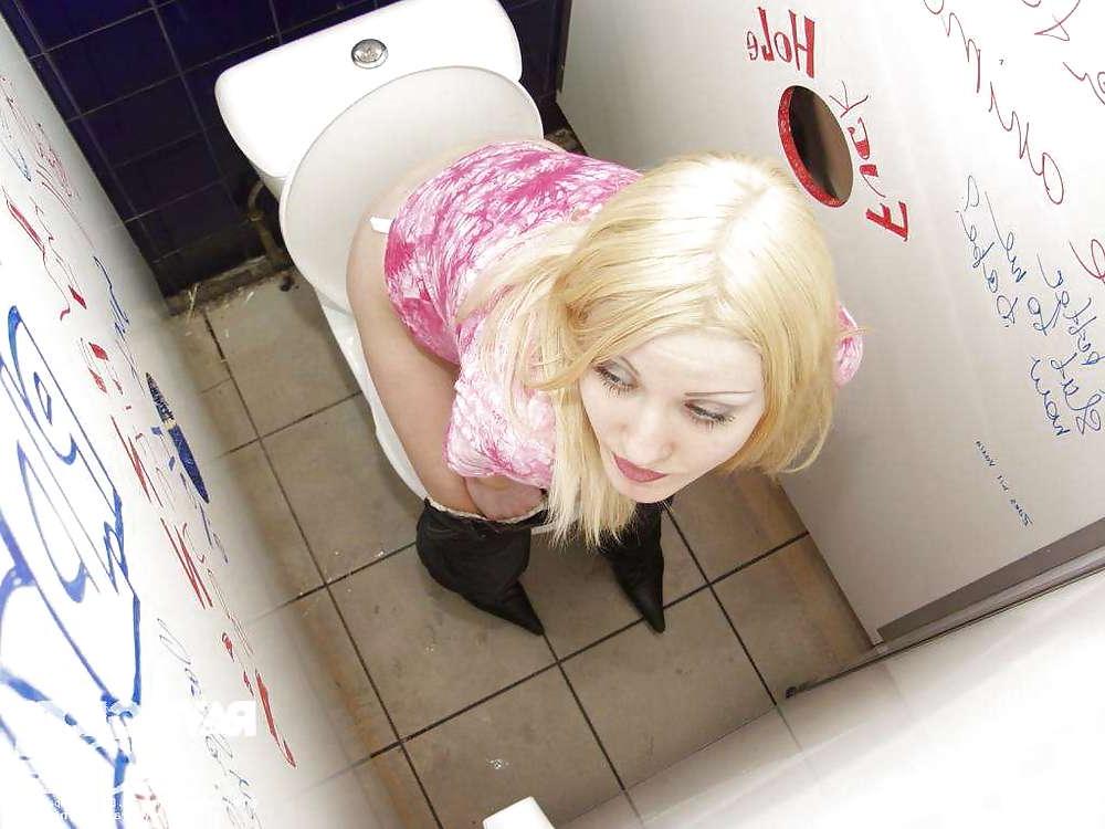 15P Hot-blonde-in-toilet