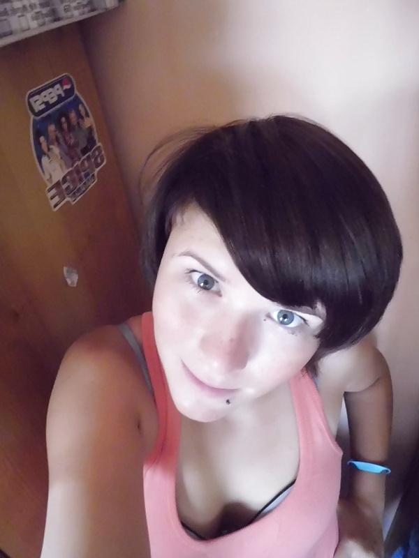 9P Cute teen downblouse