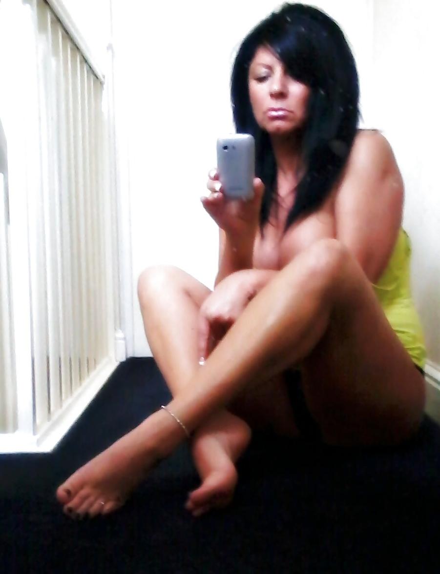 25P Sexy milf with gorgeous feet