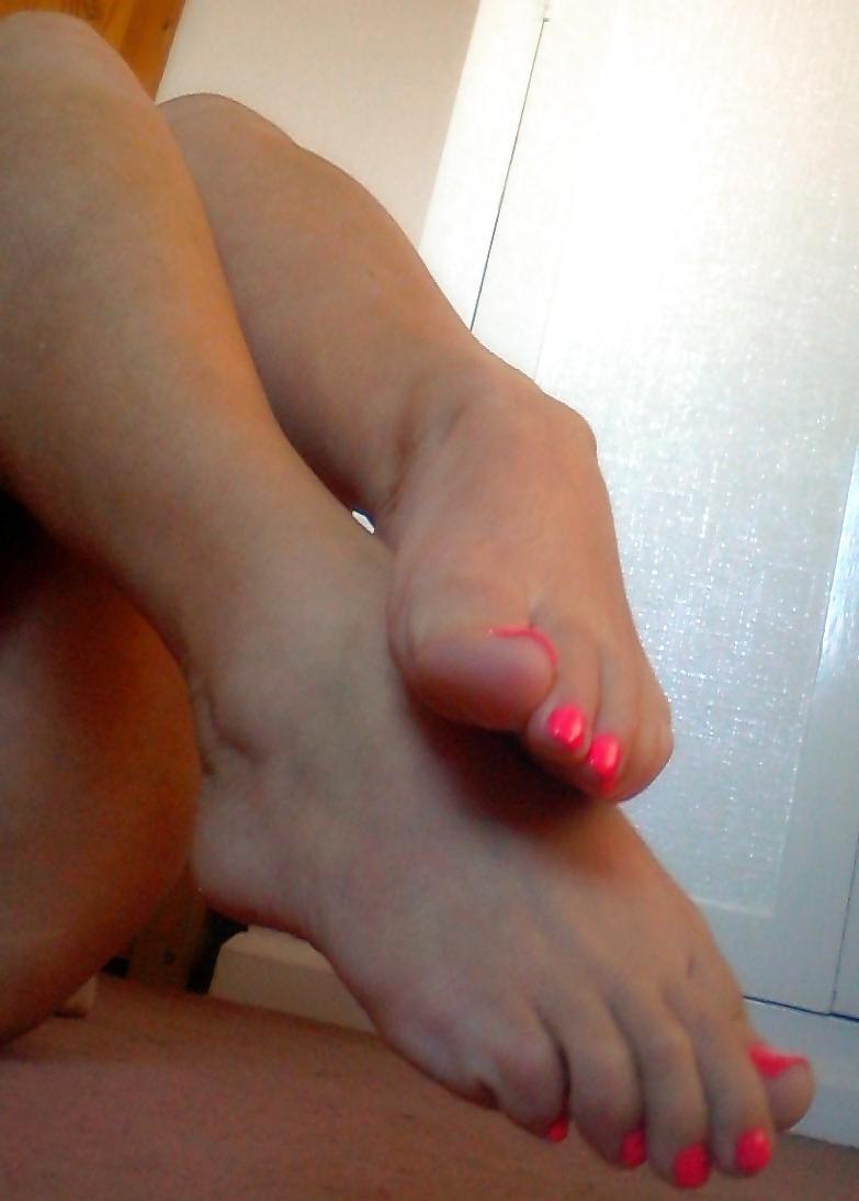 25P Sexy milf with gorgeous feet